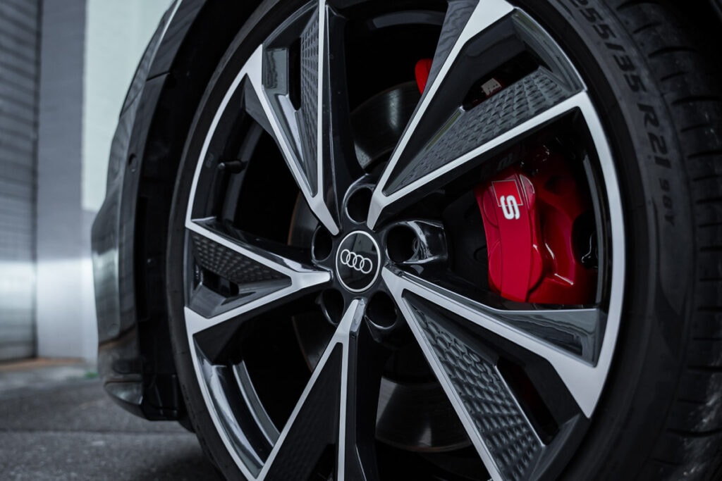 Audi RS4 Rad mit roten Bremssätteln, geschützt mit Lackschutzfolierung.