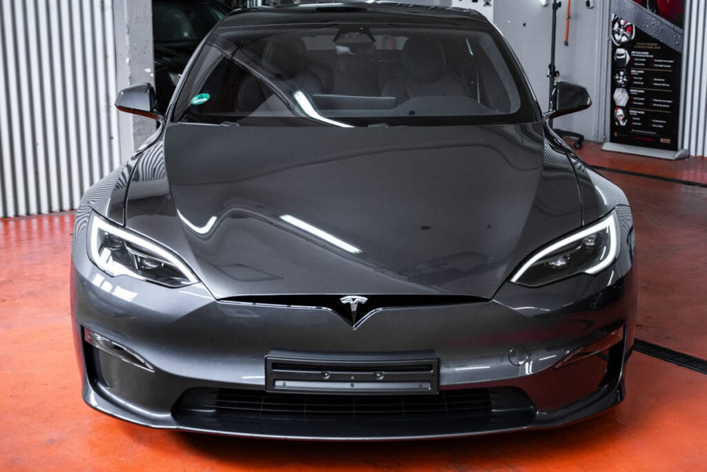 Das Tesla Model S steht in einer Garage, geschützt durch Lackschutzfolierung.