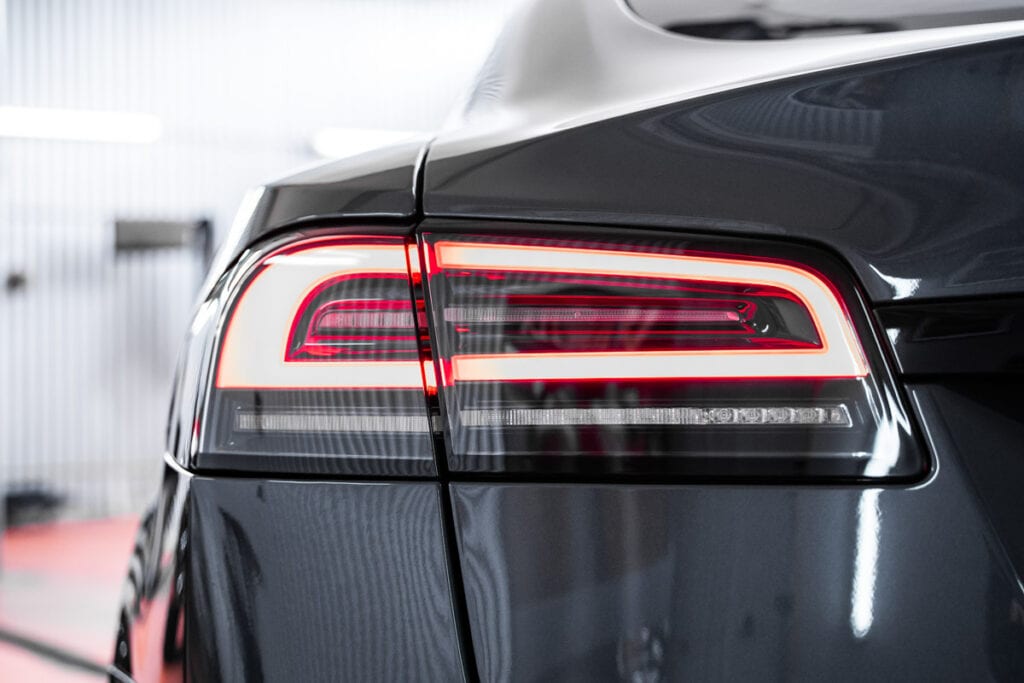 Die durch Lackschutzfolierung geschützten Rücklichter eines Tesla Model S in Augsburg.