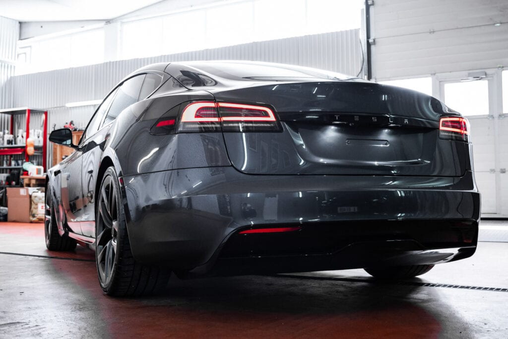 Das Heck eines Tesla Model S in einer Garage mit Lackschutzfolierung.