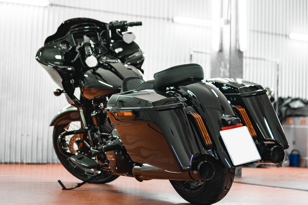 Ein schwarzes Motorrad, das in einer Garage mit aufgetragener Lackschutzfolierung oder PPF Augsburg geparkt ist.