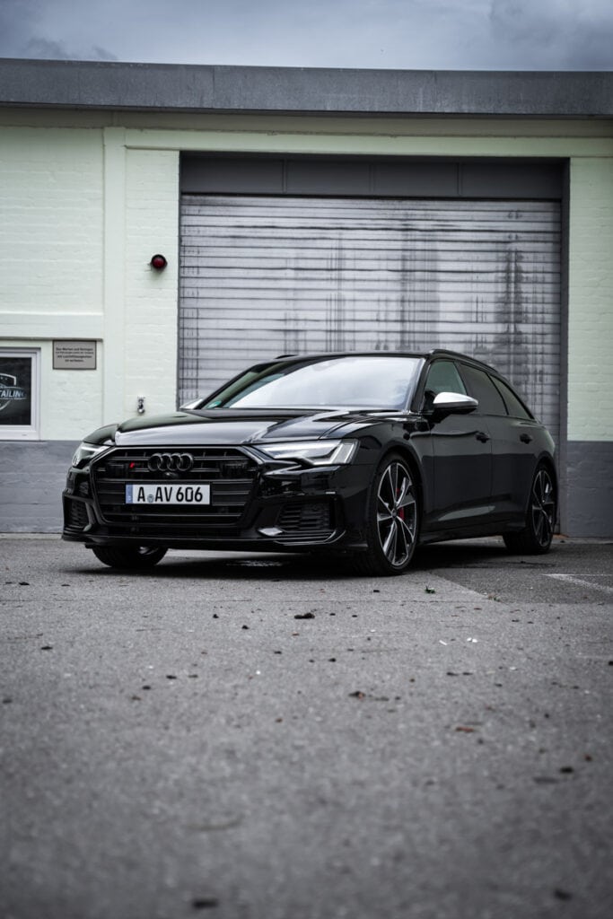 Ein schwarzer Audi parkte vor einer Garage in Augsburg.