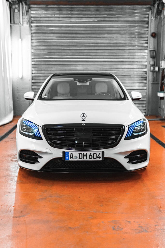 Eine weiße Mercedes S-Klasse parkt in einer durch Lackschutzfolierung oder PPF Augsburg geschützten Garage.